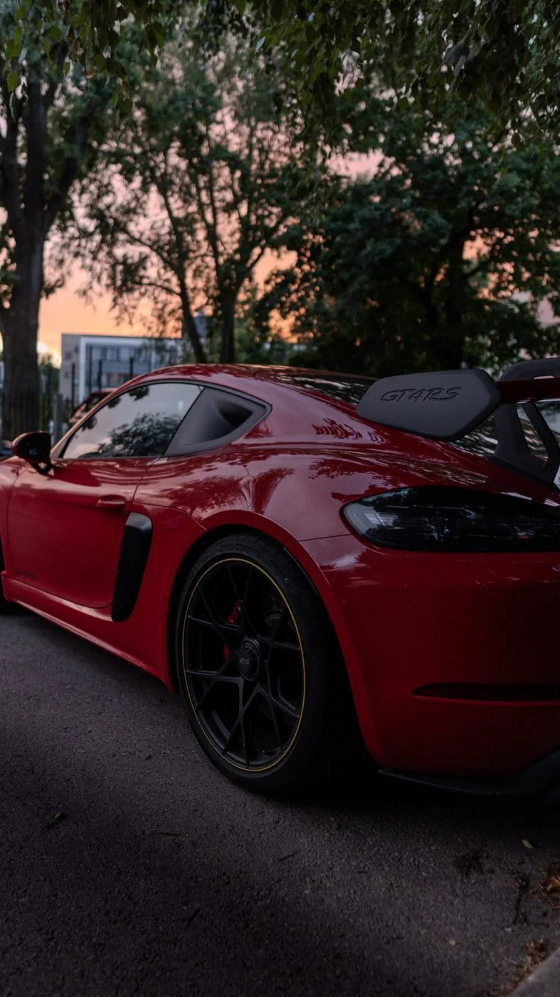 Roter Porsche GT4 RS bei Sonnenuntergang