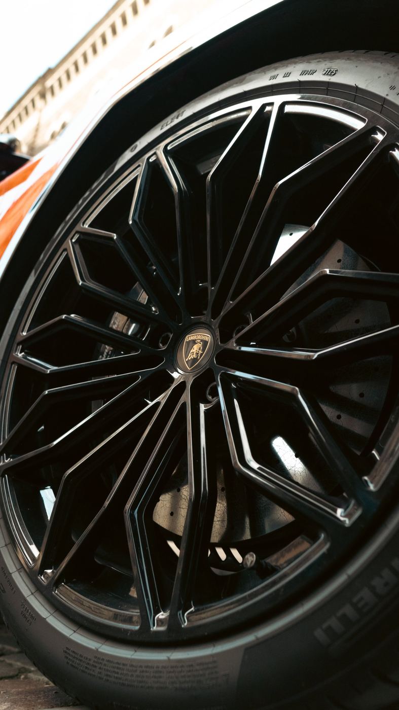 Чёрный диск Lamborghini крупным планом