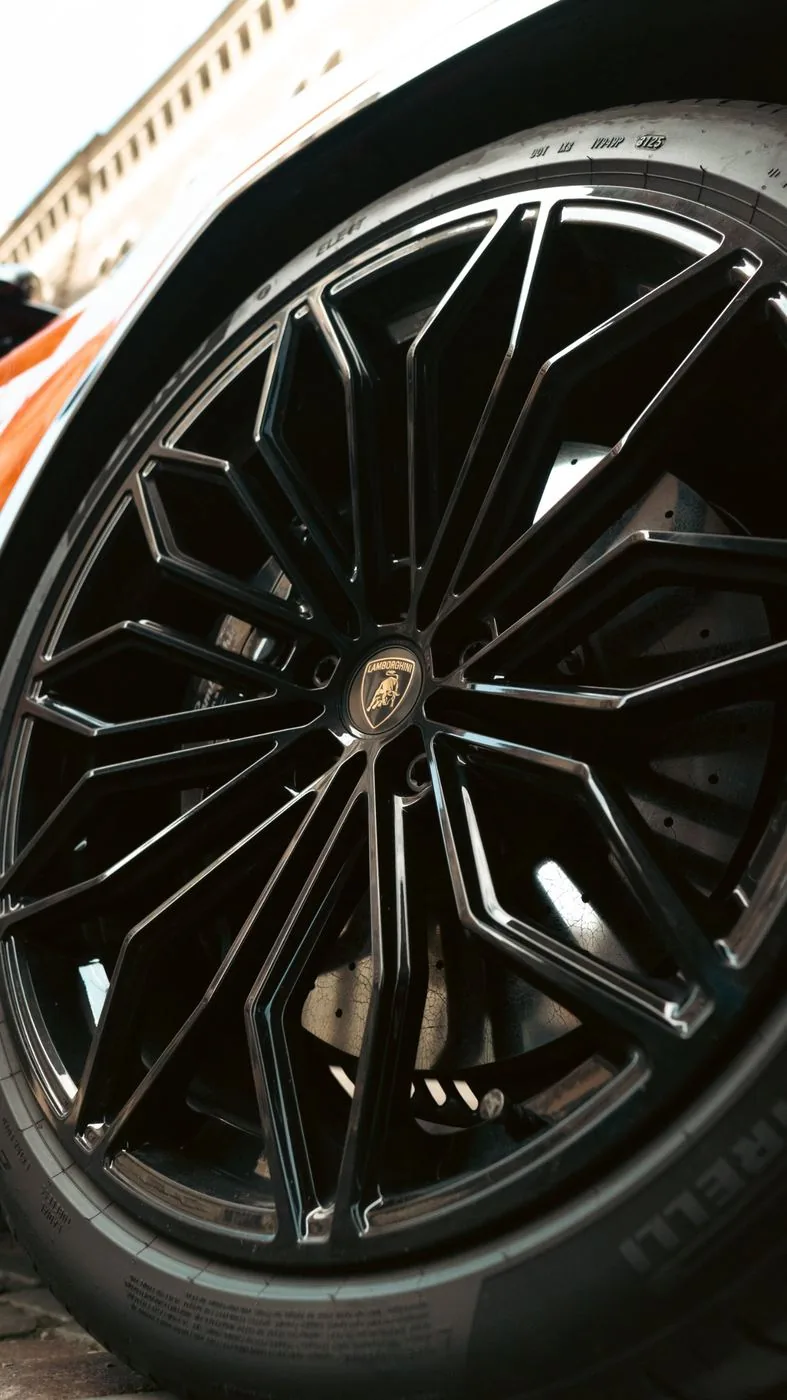 Nahaufnahme einer schwarzen Lamborghini-Felge