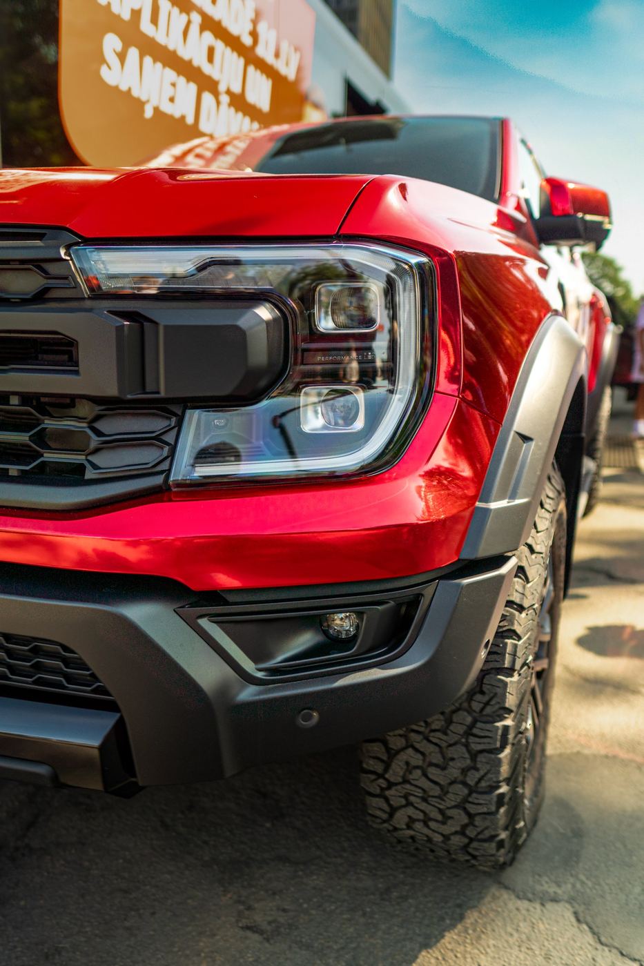 Фара красного Ford Raptor на солнце