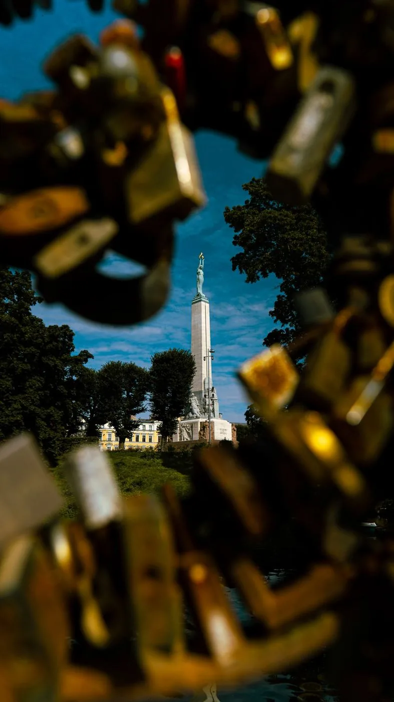 Freiheitsdenkmal durch Liebesschlösser gesehen