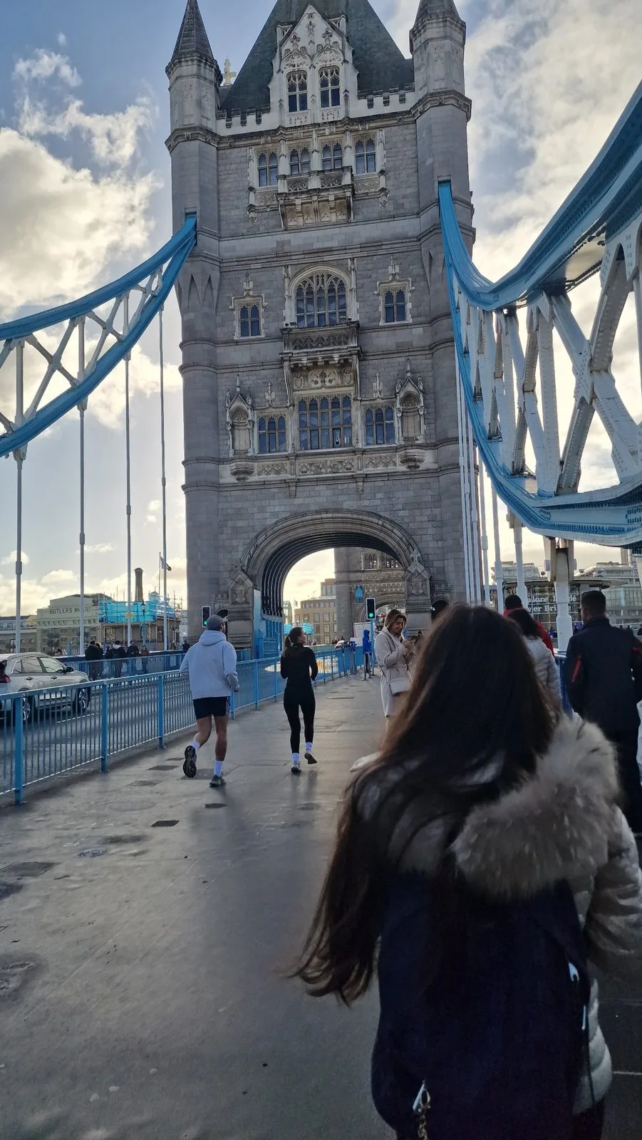 Tower Bridge in London, eine Frau geht über die Brücke