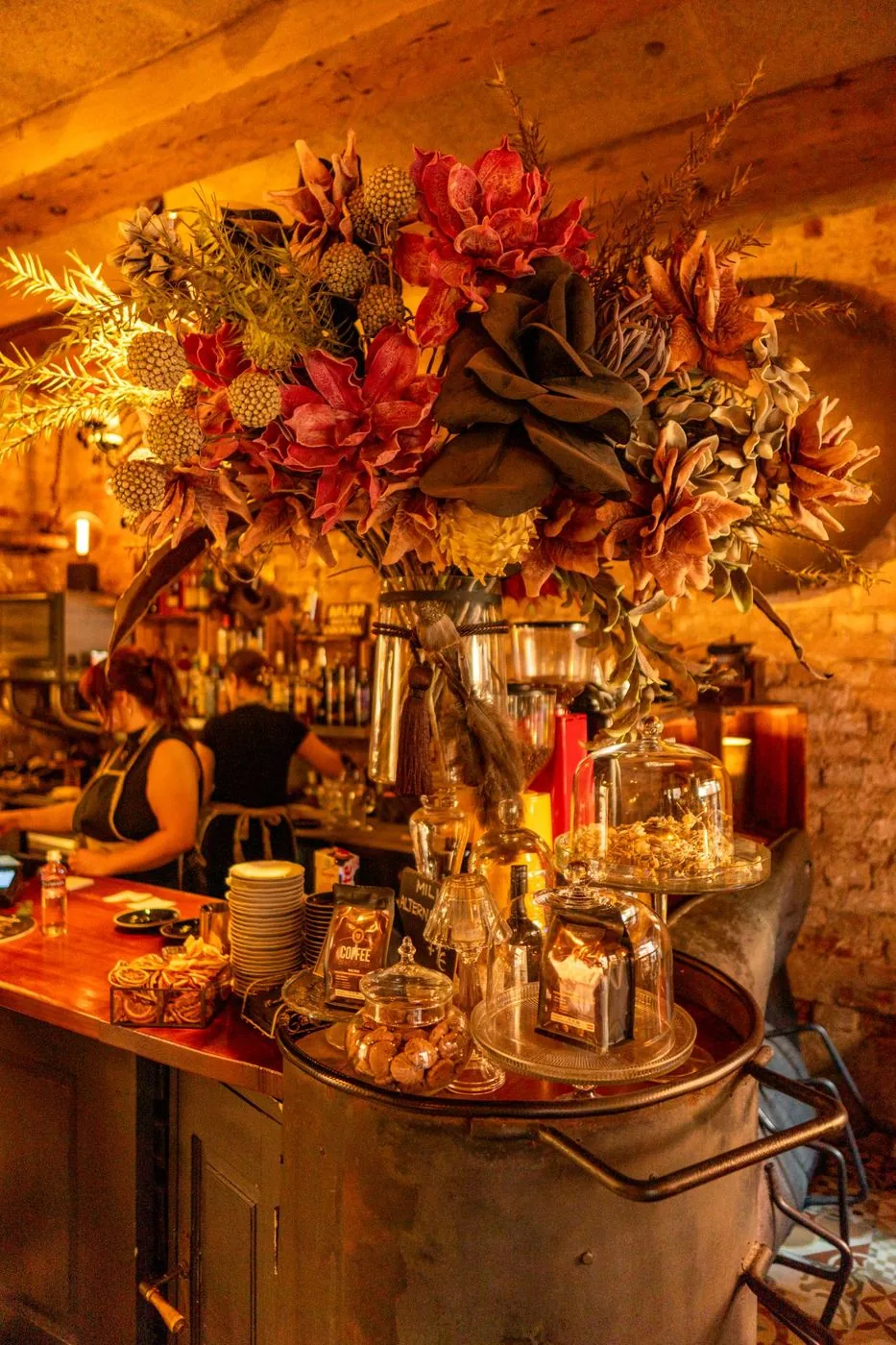 Café-Theke mit einem Blumenstrauß
