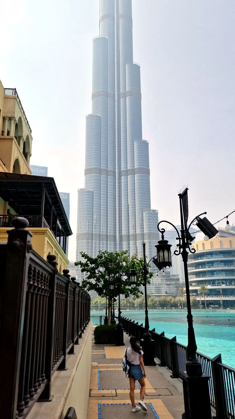 Uferpromenade mit Laternen am Burj Khalifa