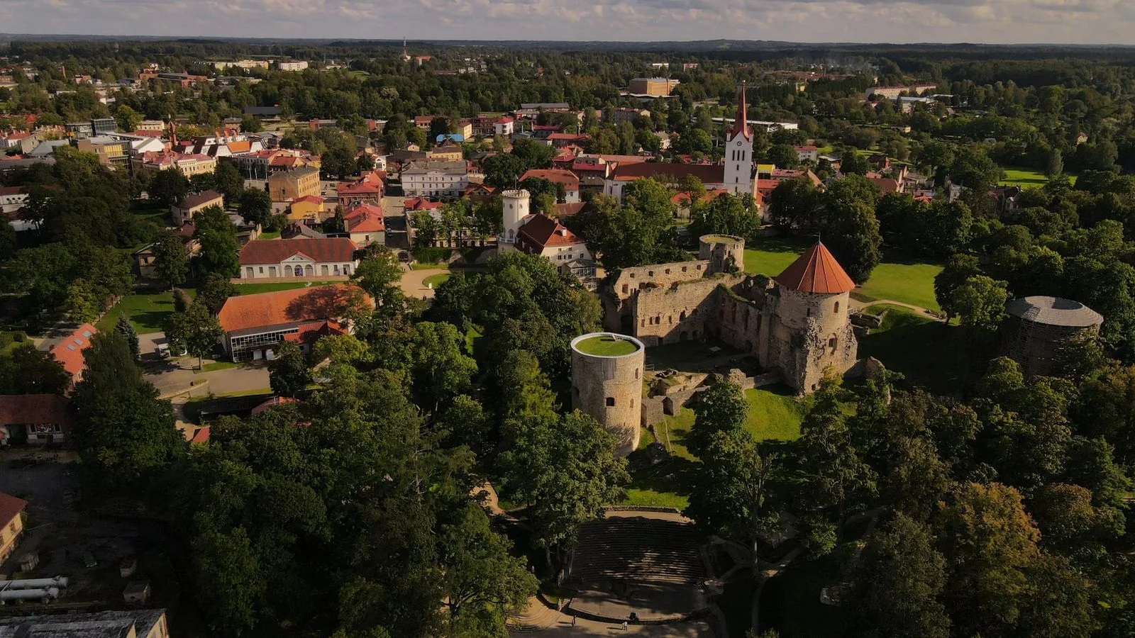Mittelalterliche Burg Cēsis von oben