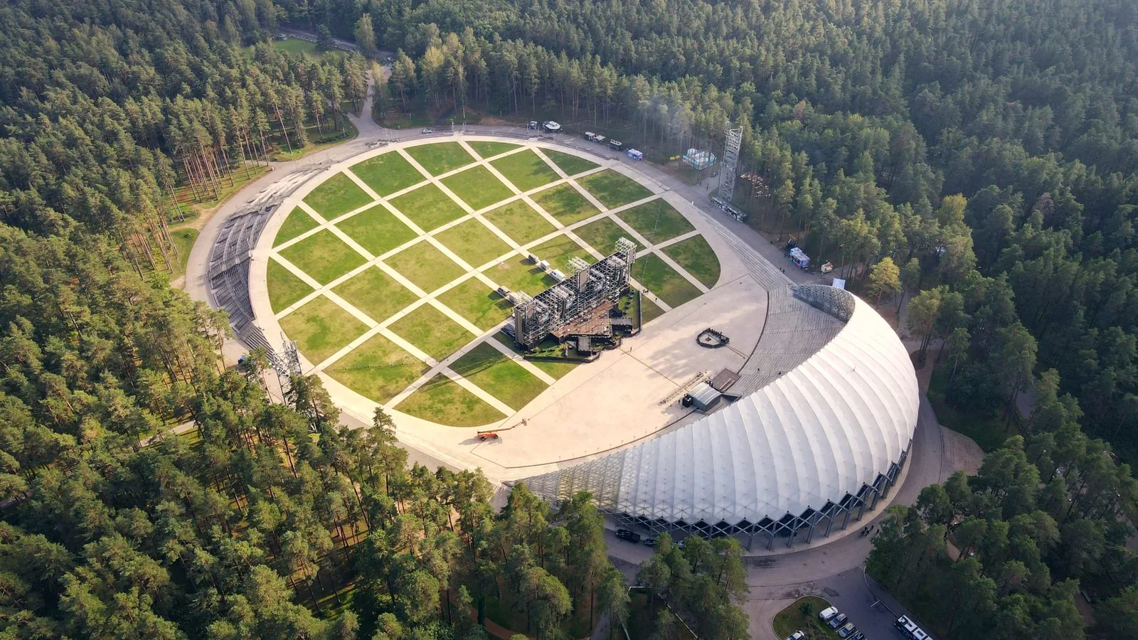 Große Musikbühne in Mežaparks senkrecht von oben im Kiefernwald