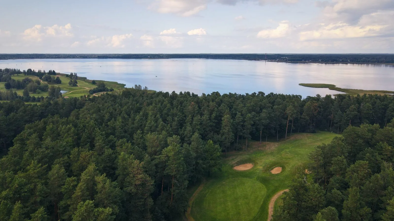 Kiefernwald, Golfplatz und der See Ķīšezers