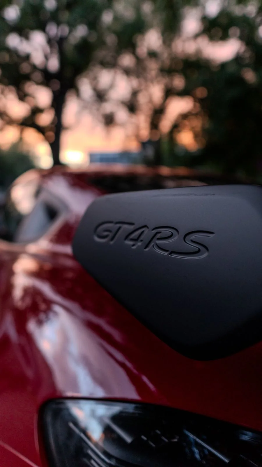 GT4RS-Schriftzug bei Sonnenuntergang