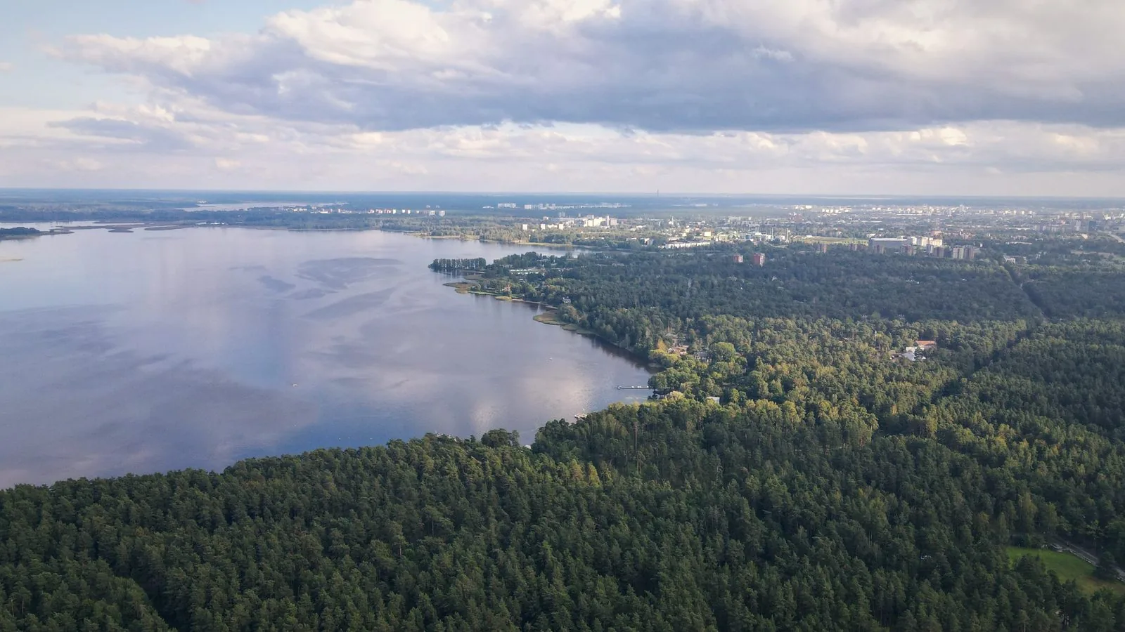 Ufer des Sees Ķīšezers und der Wald