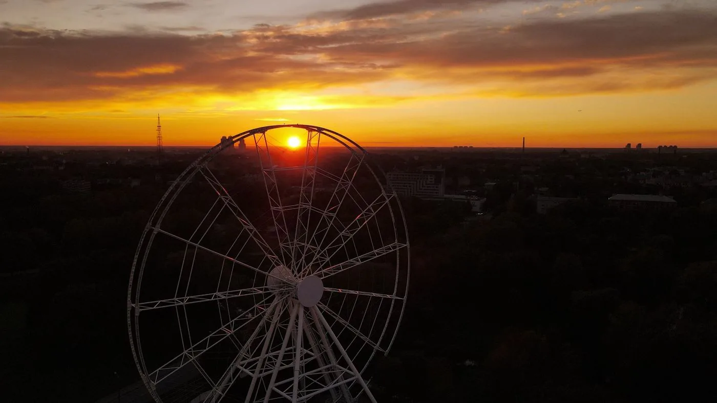Riesenrad gegen die Sonne, Drohnenansicht